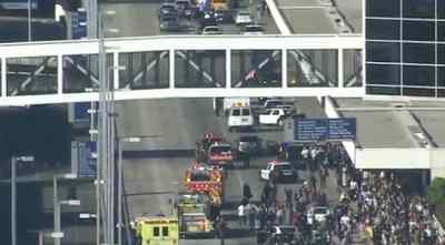 Passengers leaving airport after LAX shooting (Photo: LA Times).